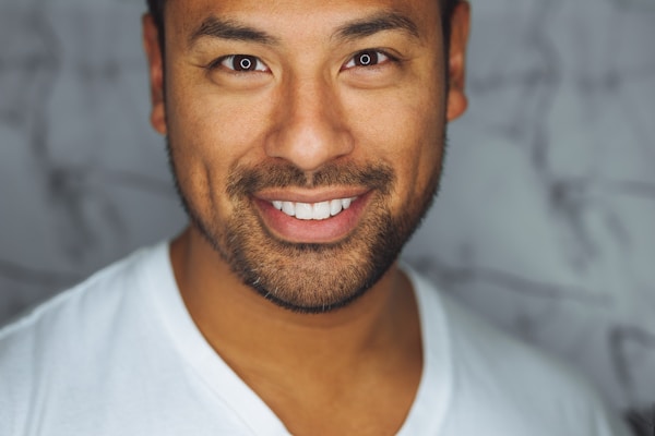 資格証と書斎のイメージ